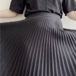 Burberry Uniform Elegant Black Pleated Midi Skirt Size 8